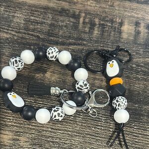 Penguins Black and White Beaded Keychain Bracelet Set NWT 🐧